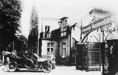 Первое авто в городе у ворот фабрики