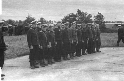 Личный состав 1-го ГМТАП, аэродром Пионерский, 1948г..jpg