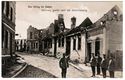 Оригинальные пояснения к фото: &quot;Domnau, gleich nach der Beschießung. Straße am Marktplatz mit Ruinen, im Vordergrund rechts Soldaten-Trupp.&quot;