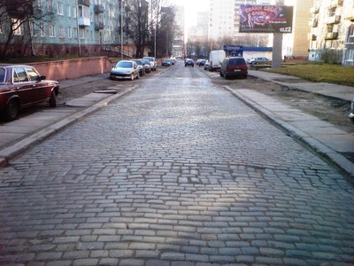 Ул. Грига, ко всему прочему вдоль улицы можно заметить тротуарные плиты, которые являются ещё большей редкостью чем сама брусчатка.