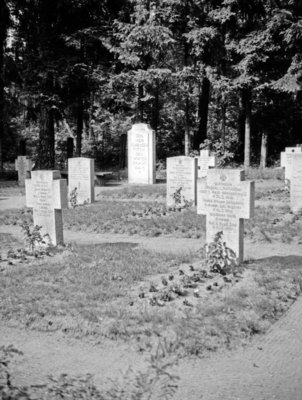 Kriegsgräber gefallener Soldaten des 1. Weltkriegs in Niedersee in Masuren, 1930s....jpg