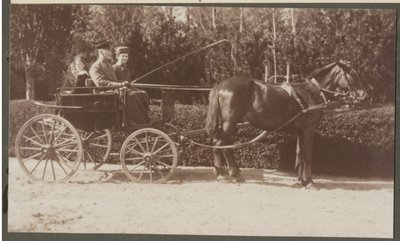 Rominter Heide, Pferdegespann mit Kindern und Ehefrau von Paul Witte.jpg