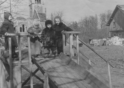кирха луизы и дети 1950-е.jpg