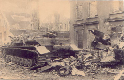 Подбитое штурмовое орудие, Кенигсберг. апрель 1945.jpg