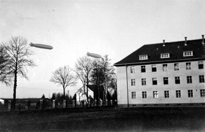 Zeppelin Hindenburg und «Graf Zeppelin» über Königsberg, 1936.jpg