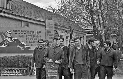 Бригада слесарей-сборщиков сборочного цеха на территории опытного завода бумагоделательного оборудования. 1974г.jpg
