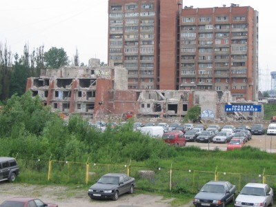 Снос недостроенного здания. Июнь 2005 года