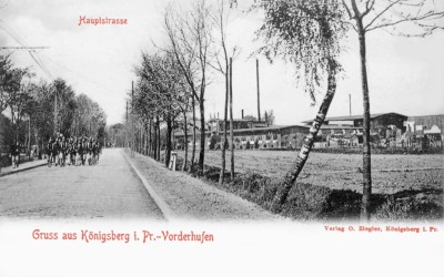 1. Солдаты возвращающиеся по Фухсбергской аллее (теперь Советскому проспекту) со стрельбища в лесу Фритценер-Форст. Фотография на открытке 1901 года