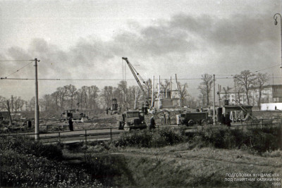 подготовка памятника Калинину Воронов 1959.jpg